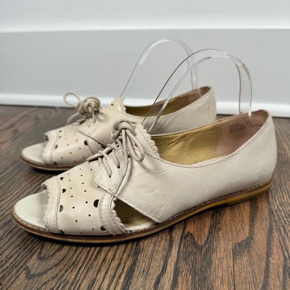 Latigo Mikey Cream Leather Cutout Peep Toe Flats size 8 - Picture 4 of 8